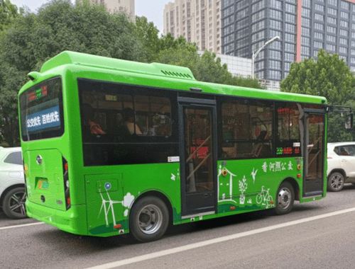 附:新公交运行上路实拍图贴吧网友"洛微"发布:"新车比宇通矮一些,一