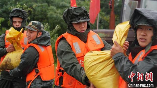 武警第一机动总队某支队官兵火速驰援山西抗洪一线