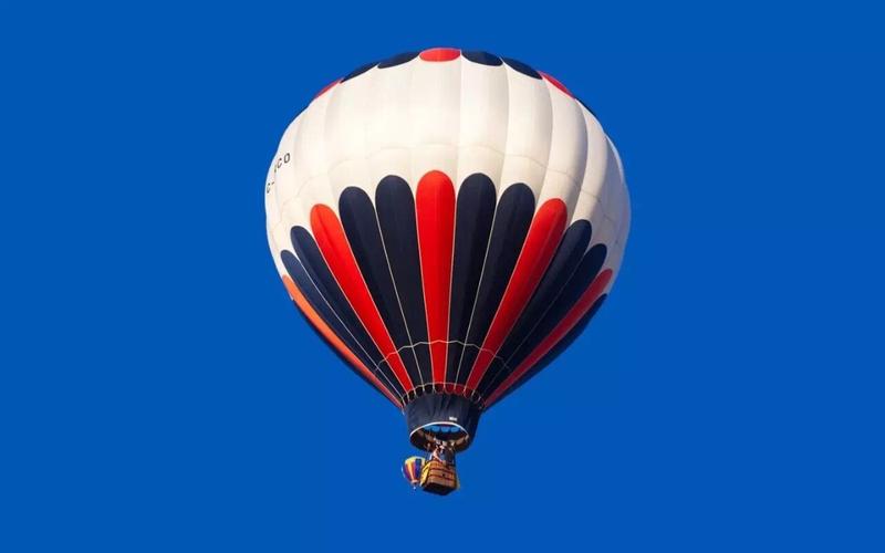 中心构图在稳定性上有显著的优势,十分适合拍摄建筑,静物等题材.