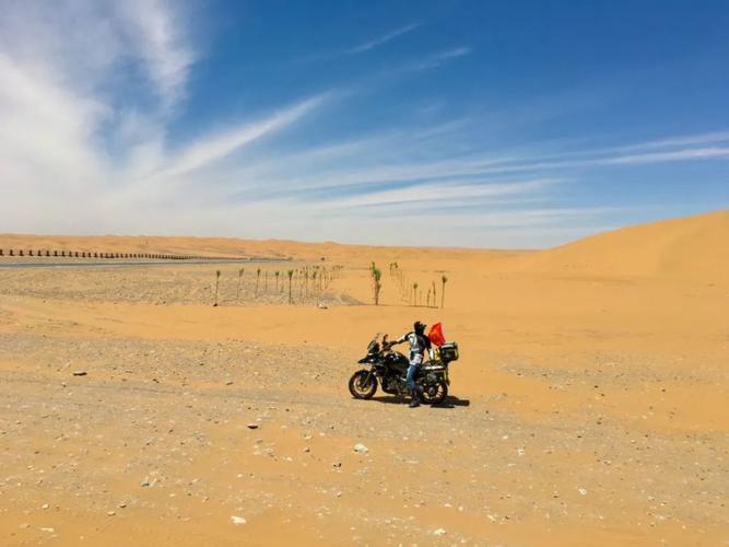 内蒙古阿拉善,翻越贺兰山,腾格里沙漠的越野冲浪