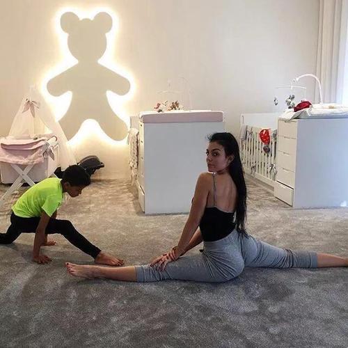 c罗女友乔治娜,臀围堪比卡戴珊,她是如何塑造好身材的?