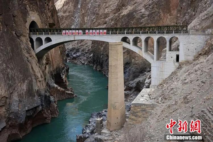 川藏交界的金沙江大桥,金沙江大桥对岸为四川,图中钢构桥梁下的是