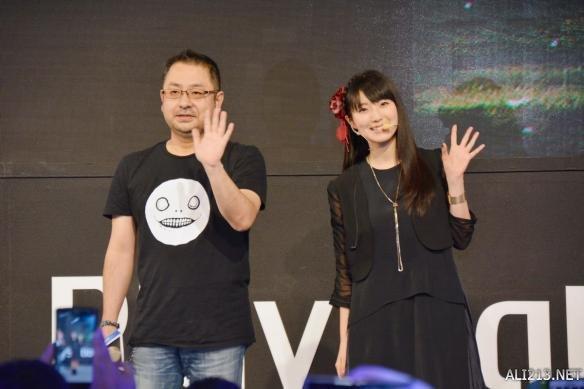 制作人齐藤阳介(左)与主角「2b」声优石川由依(右)【游侠网】《尼尔