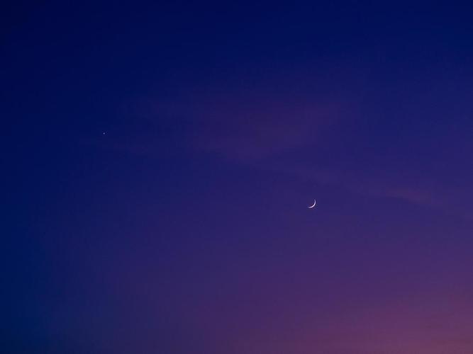 天空很浪漫 月牙很温柔