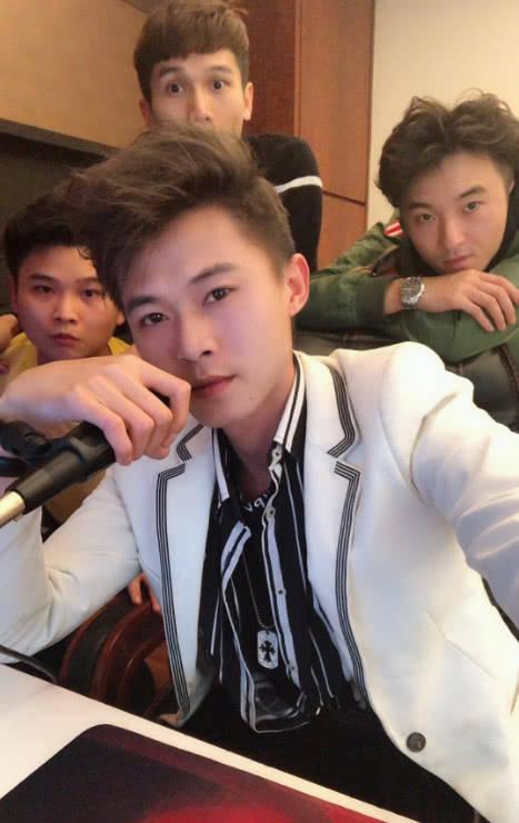 许华升当选十大杰出新青年,拿三千万做慈善,为快手第一正能量!