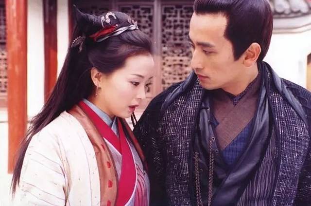 线,剧中三位美女都爱上了铁手,并且王艳和蒋勤勤两大美人主动追求男主