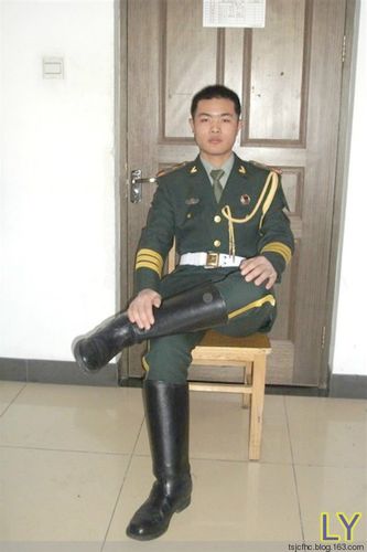 【转载】一个帅哥的军装与大马靴