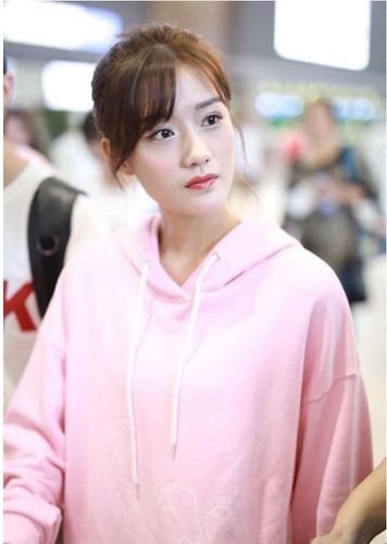 "创造101"陈意涵穿粉色连帽卫衣现身机场 嘟嘴卖萌少女感十足