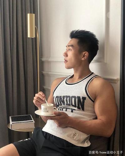 青春帅哥用健硕的胸肌和腹肌征服你,拥有这样的男朋友什么体验