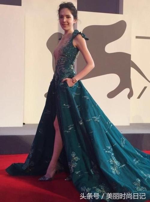 许玮甯身穿墨绿色礼服现身,前面一层薄纱成焦点,裙子选得很对!