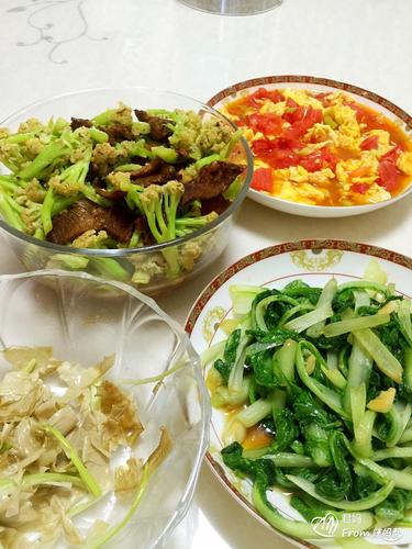              明天中午吃什么饭呢