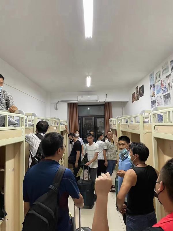 入住学生宿舍 22日上午10点左右,通过有关部门多方安排,将通过40多辆