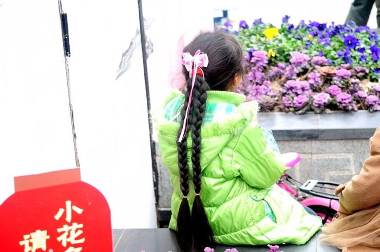 玩滑板的双辫小姑娘 抓拍_中国长发