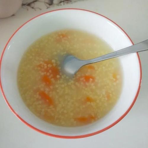 小米胡萝卜粥的做法    准备材料:小米,胡萝卜一个    做法:首先