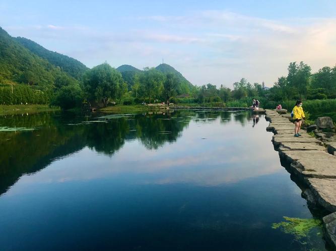 落晖洒满沙溪河