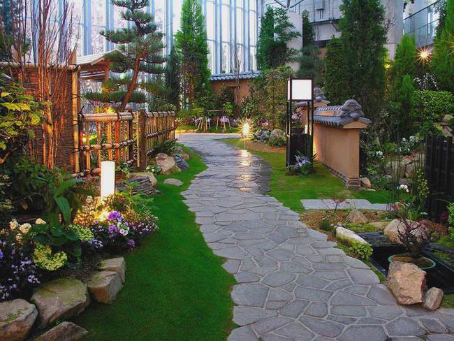 日式混搭小院,真没想到这么融洽舒适 防腐木结合道路,休闲区做点植物