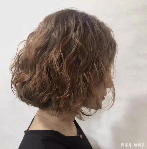 而且可以修饰你的脸型,看起来又瘦又好看,而且头发做了自然的烫发设计