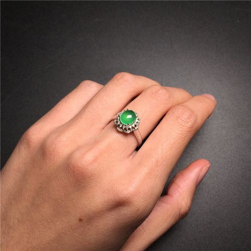 冰种淡绿蛋面金镶钻天然翡翠戒指(18k金)