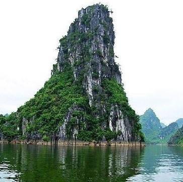 独秀峰位于市中心以靖江王城内,孤峰突起,,陡峭高峻, 气势雄伟,素有"