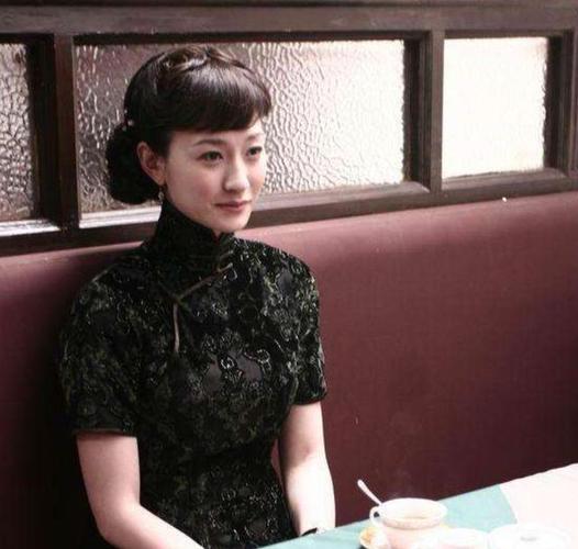 李小冉新剧开机,穿旗袍配奶奶头典雅端庄,同框高圆圆像两代人