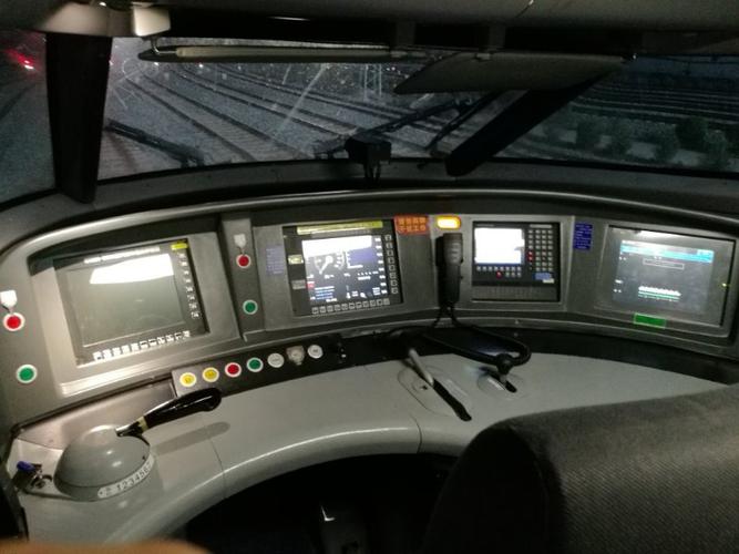 crh2c动车组司机室布局