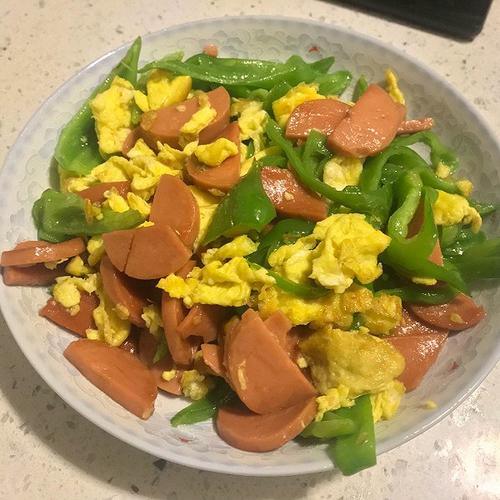 尖椒火腿炒鸡蛋的做法很简单,只要注意好烹调的火候即可. /p>