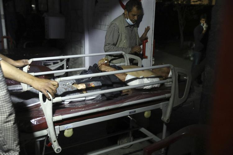 5月8日,一名警察在阿富汗首都喀布尔的一所医院警戒.新华社/路透