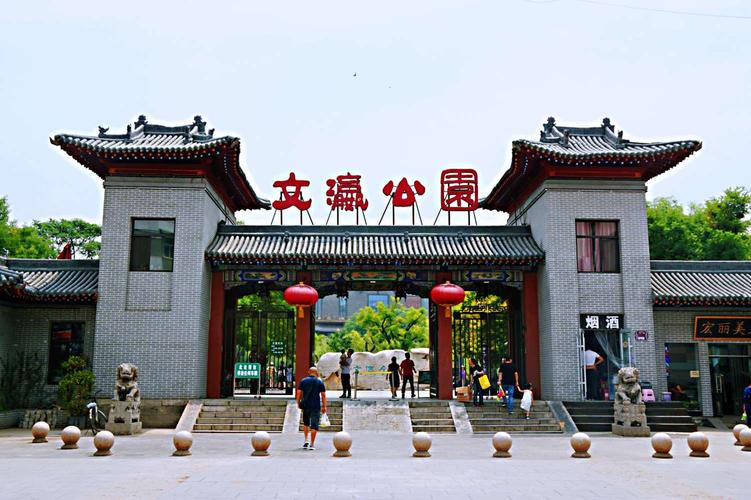 太原市文瀛公园赏百合花