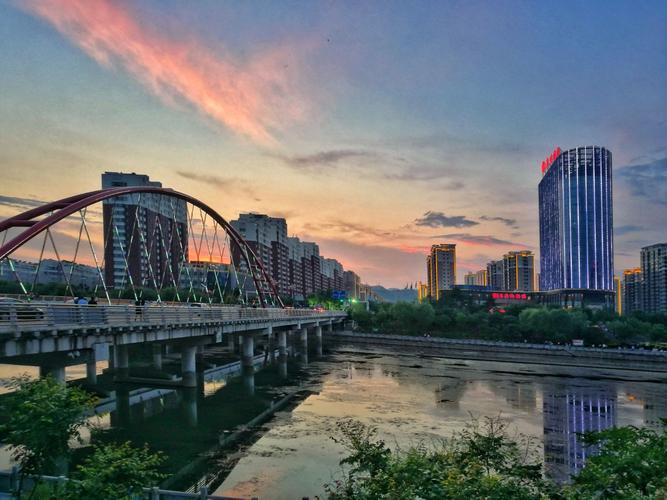 夕阳下的彩虹桥美丽平泉