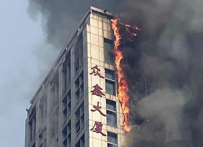 石家庄众鑫大厦突发火灾