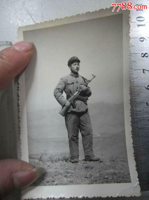 军人扛枪留影(老照片)-se58970296-老照片-零售-7788