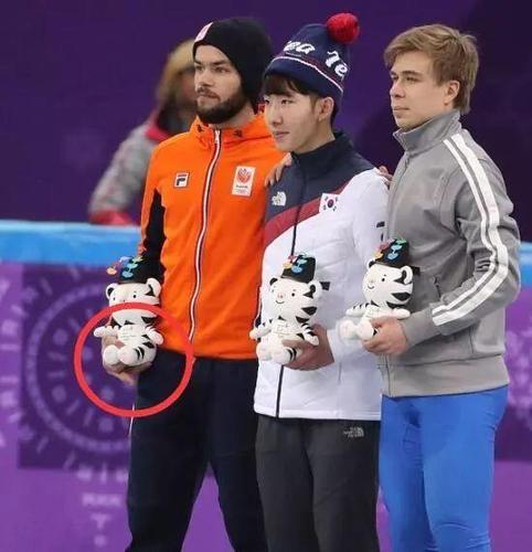 荷兰名将克奈格特在领奖时暗藏竖中指,矛头便是冠军韩国选手林孝俊.