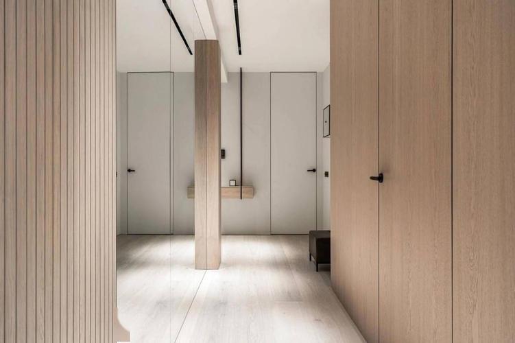 玄关还有一整面墙镜子,让这个狭窄的过道变得更加宽敞明亮.