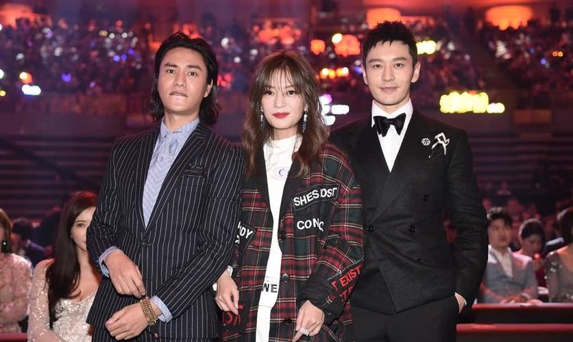 "三剑客"合影,赵薇脸部松弛,黄晓明一贯油腻,而陈坤表情亮了