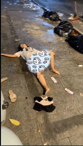 美林街一醉酒女子当街酒脱裤子现场视频