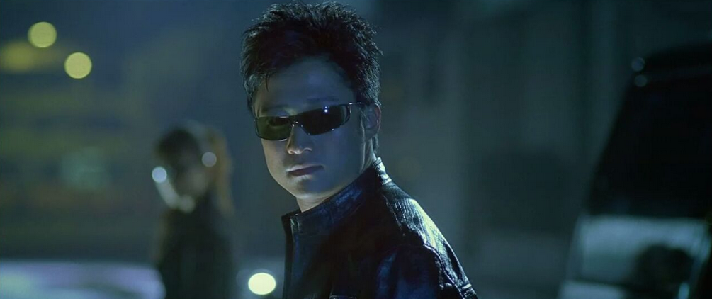 吴京戴上眼镜简直是又酷又帅,本来吴京的面部线条就比较刚硬,戴上眼镜