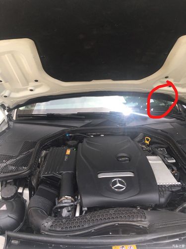 求各位大神奔驰c200l引擎盖上的喷水头旁边的卡子!