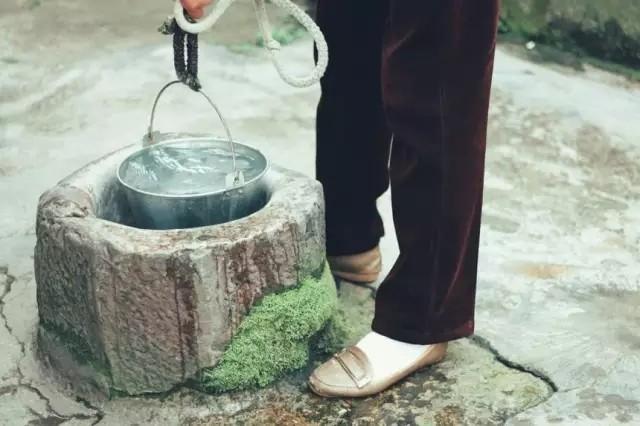             打井水(摄影:钟年人)