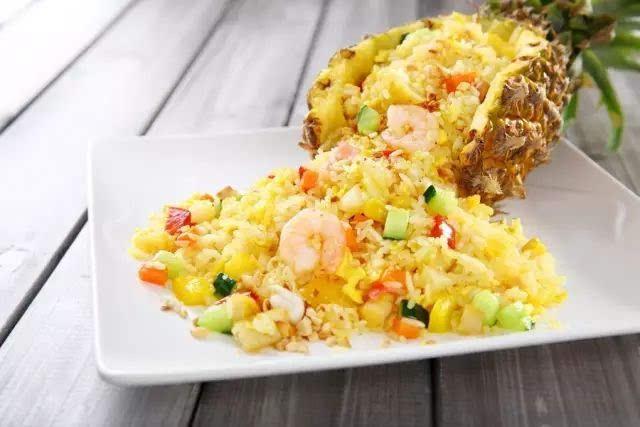 小 吃 海鲜菠萝饭 ▽