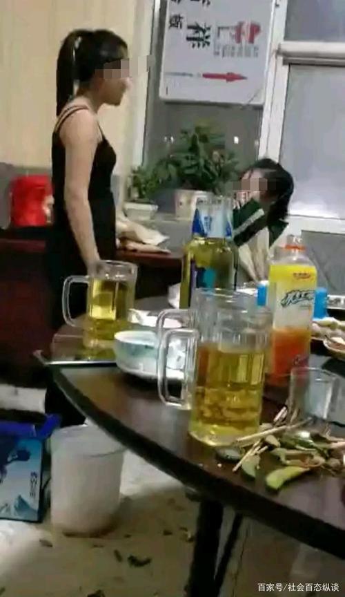 网友们写了一个段子搞笑说,"见到悦姐递根烟,滦南保你半边天.