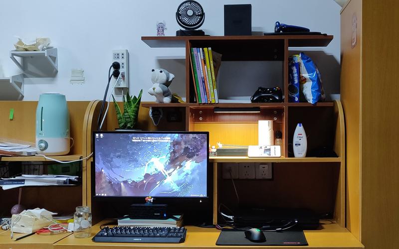 【我的装备清单】一个普通大学生的宿舍桌面