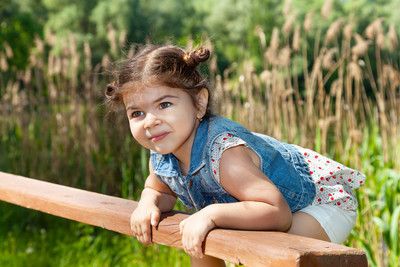 拿着飞机模型的小女孩图片相关的图片