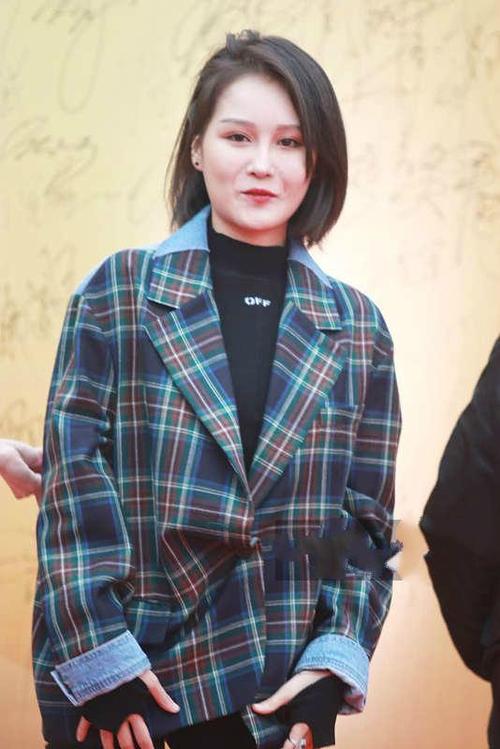 赵本山女儿赵一涵现身活动,网红脸抢镜,网友:长得好像爸爸!