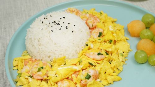 滑蛋虾仁盖饭