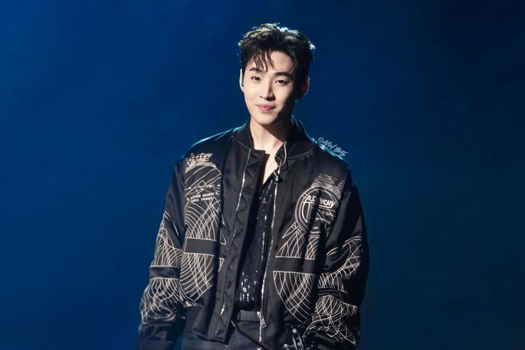 集美们我来蹲一下刘宪华的手机壁纸呀