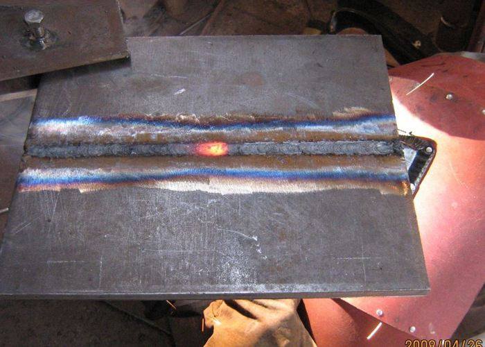 盖面:操作方法及要领与填充相同.坡口两侧各熔1mm左右.