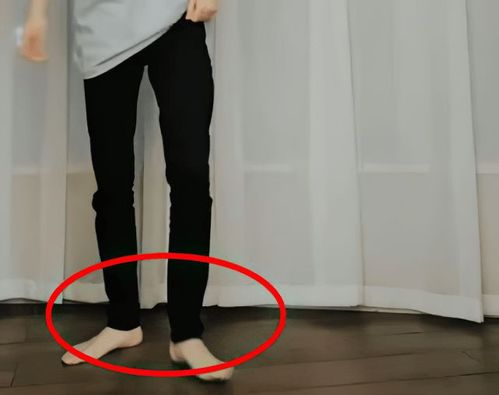 马嘉祺坐地上唱歌没想到小脚丫比豆腐还嫩