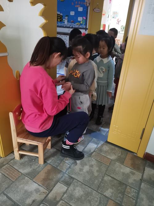 是保育保教活动正常开展的前提和保障,因此做好幼儿晨午检对幼儿园