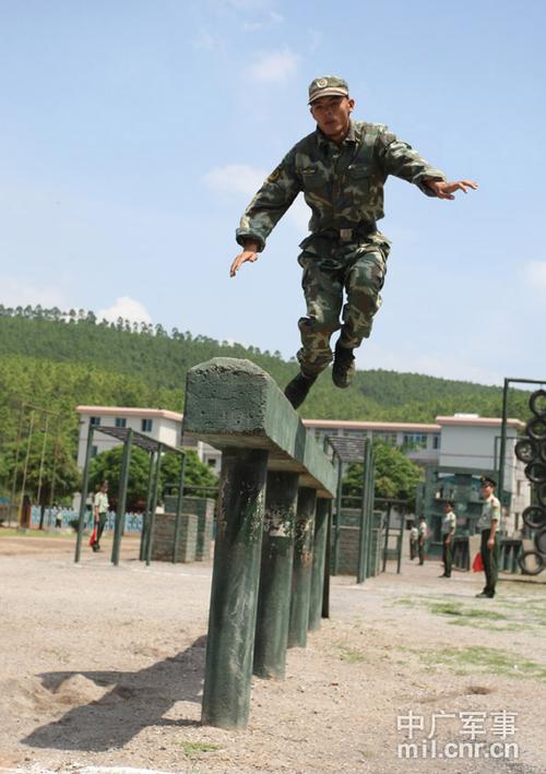 通过400米障碍中的独木桥