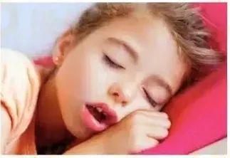 宝宝爱吐舌头别以为是在卖萌几种病因不能忽视